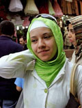 Jeune femme portant le foulard