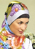 Jeune femme portant le foulard