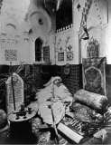 Pierre Loti dans son salon arabe