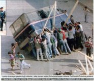 Les manifestants de Gazi renversent un minibus pour dresser une barricade. 