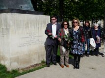 Devant le monument Komitas à Paris